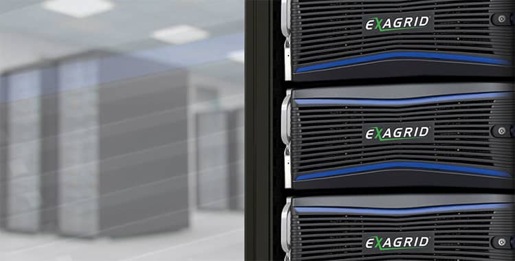 Appliances ExaGrid empilhados em rack de data center